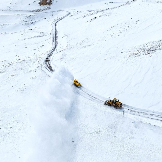 Van'ın 6 ilçesinde kar yağışı; 78 yerleşim yeri ulaşıma kapandı