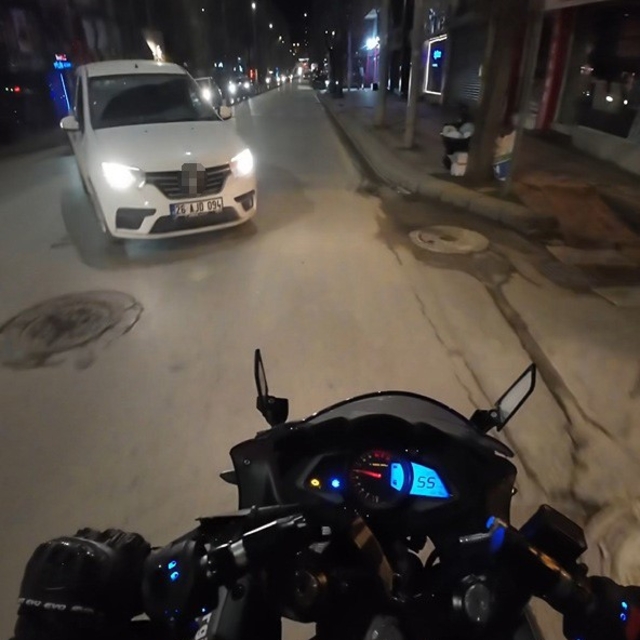 Önüne bir anda çıkan araçtan kıl payı kurtuldu