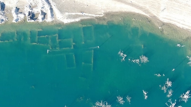 Bir zamanlar tamamen sular altında kalan köy, şimdi de kar altında kaldı
Çekilen baraj suyu eski köyü ortaya çıkardı
