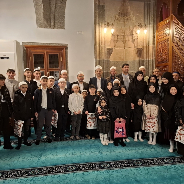 Erzurum'da gençler camide buluştu; ödüllerine kavuştu