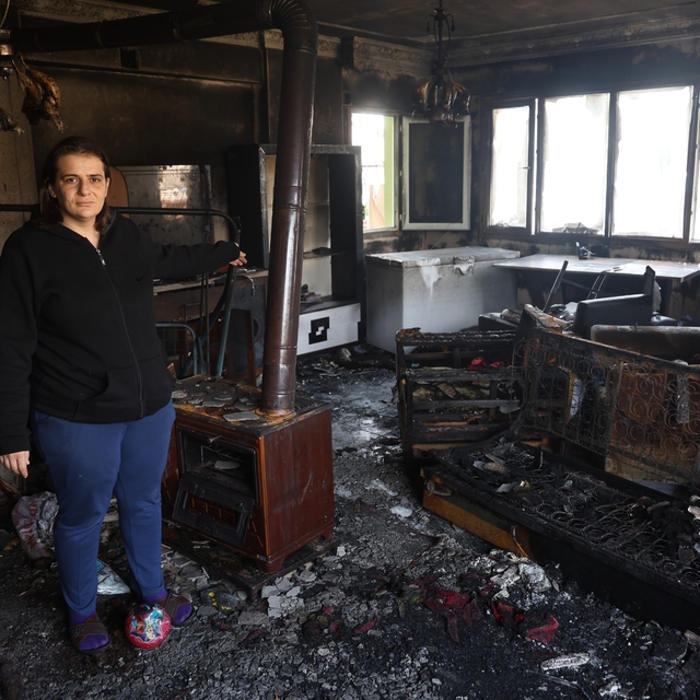 Yangında 4 çocuğuyla birlikte felaketi yaşayan annenin tek başına verdiği e...