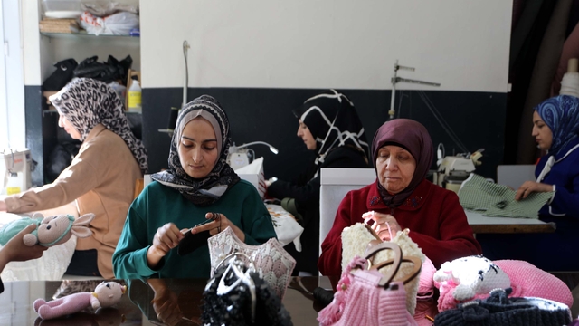 Depremzedelere yardım için bir araya gelen kadınlar kooperatif kurdu