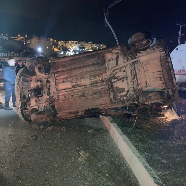 Van'da otomobil takla attı: 2 yaralı