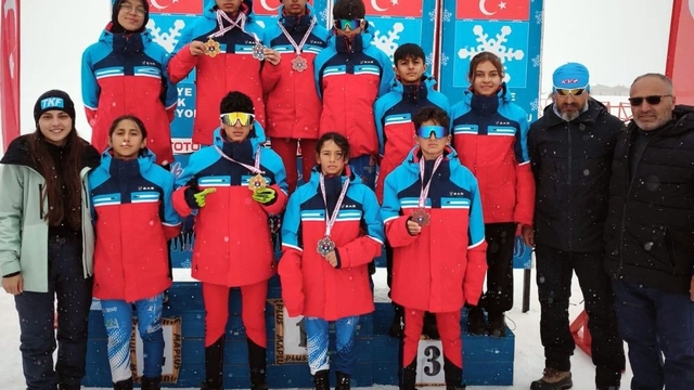 Erzincanlı kayakçılar Hakkari'den 6 madalya ile döndü