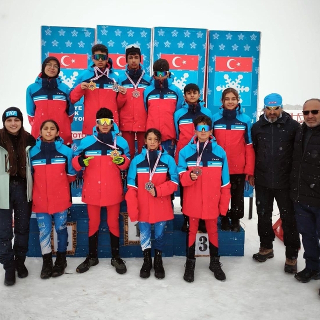 Erzincanlı kayakçılar Hakkari'den 6 madalya ile döndü