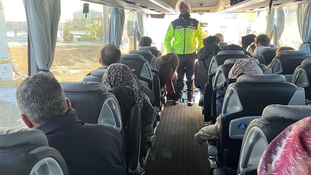 Van'da jandarma ekipleri sürücü ve yolcuları bilgilendirildi