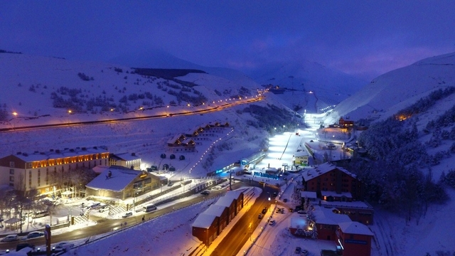 Palandöken'de kayak keyfi sürüyor