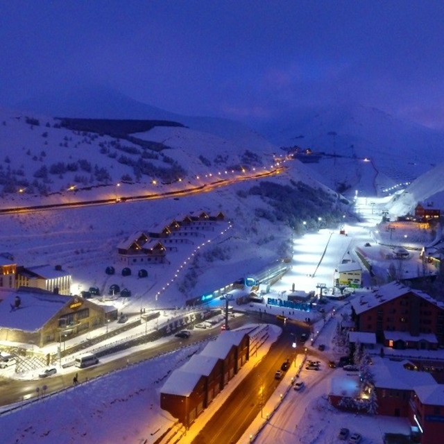 Palandöken'de kayak keyfi sürüyor