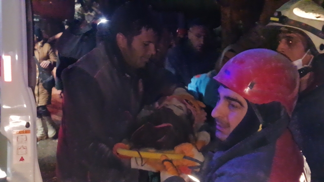 Kedi sesi sandı, bir çocuğun hayatı 40 saat sonra kurtarıldı
Enkazdaki kedi sesi sanılan ses Aysima'ya ait çıktı, 40 saat sonra enkaz altından çıkartıldı
Aysima'yı enkazdan 40 saat sonra kurtaran itfaiye eri o anları anlattı:
"Enkazda Aysima'nın sesini kedi sesi olarak duydum"
"Kızımıza zarar vermemek için enkaz yerini cımbızla kazıdık"