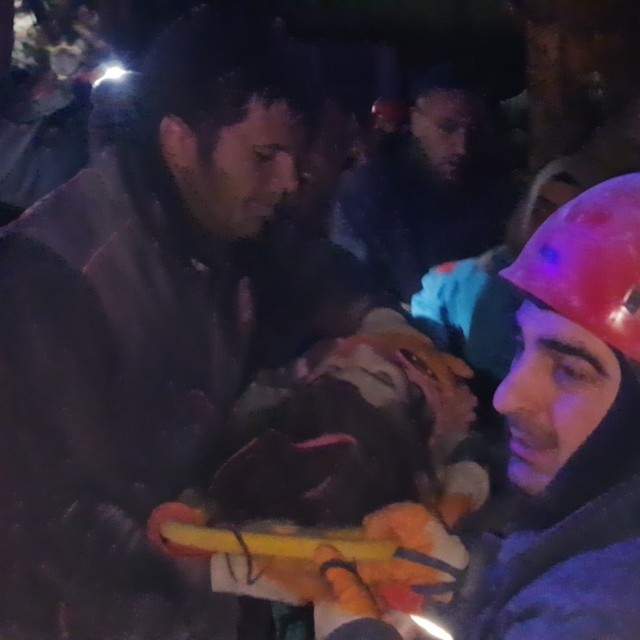 Kedi sesi sandı, bir çocuğun hayatı 40 saat sonra kurtarıldı
Enkazdaki kedi...