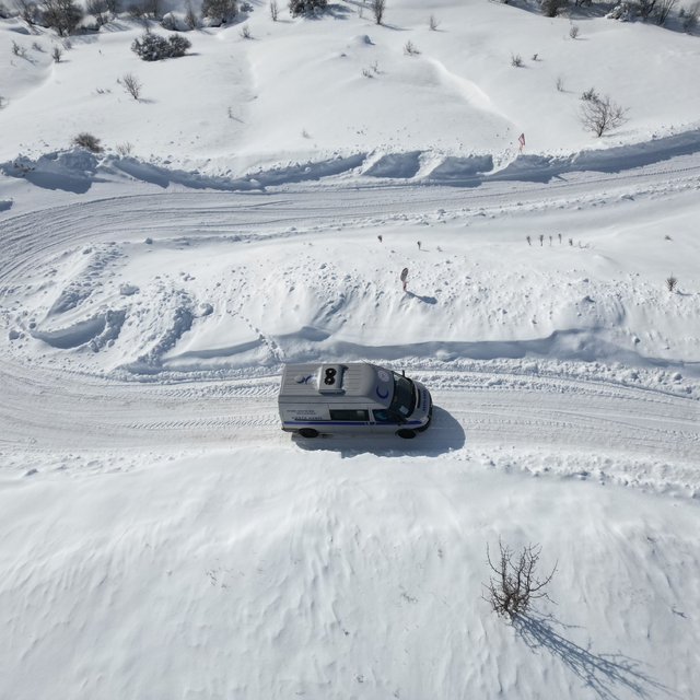 Erzincan'da evde sağlık ekipleri karlı yolları aşarak hastalara ulaşıyor