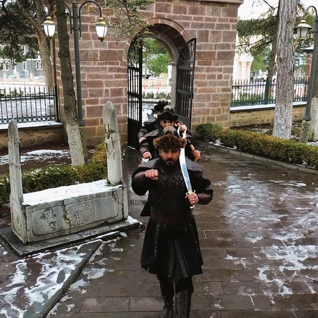 Ertuğrul Gazi Türbesi'nde saygı nöbeti tarihi dokuya uygun şekilde yenilend...