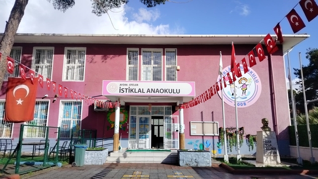 Efeler'de ikinci dönem "Bayrak Sevgisi" dersiyle başlayacak
Okullar bayraklarla donatıldı