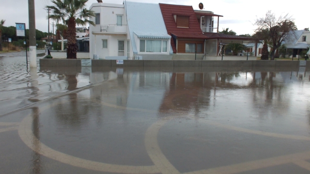 Burhaniye'de sağanak; yollar göle döndü, evlerin bodrum katlarını su bastı