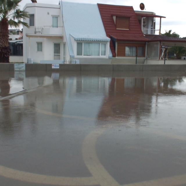 Burhaniye'de sağanak; yollar göle döndü, evlerin bodrum katlarını su bastı