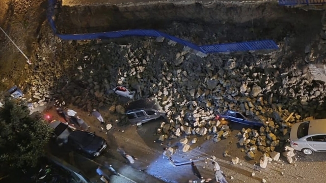 İstinat duvarının park halindeki araçların üstüne çöktüğü anlar kamerada