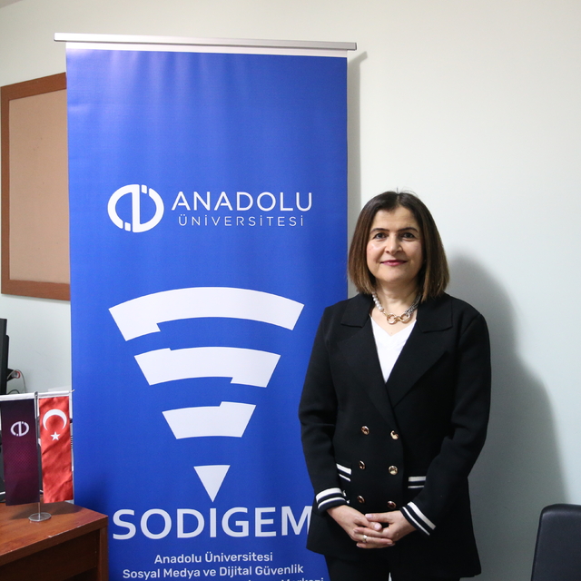 Cep telefonlarının "erişilebilirlik ve mekansızlık" özellikleri dijital kum...