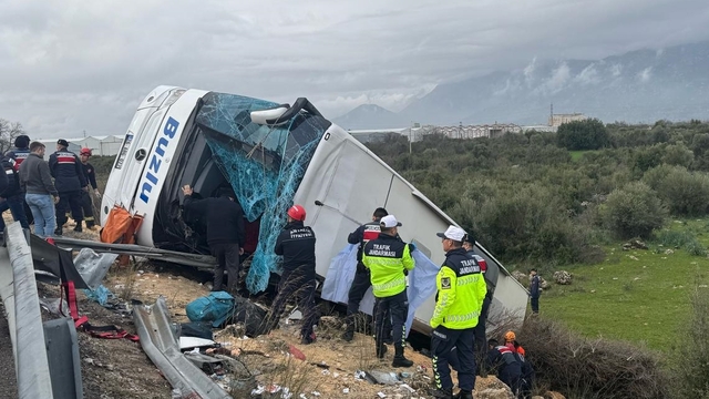 Antalya'da yolcu otobüsü şarampole devrildi