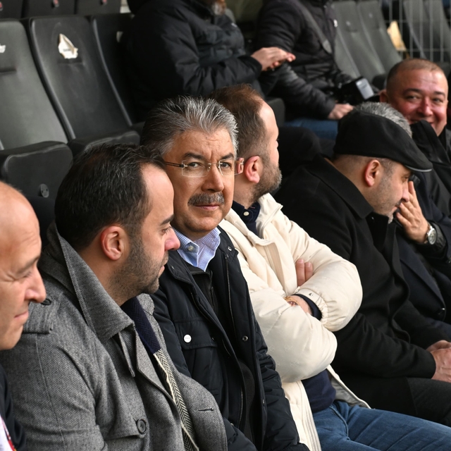 Vali Erdinç Yılmaz, Eskişehirspor'un Altay maçını tribünden takip etti