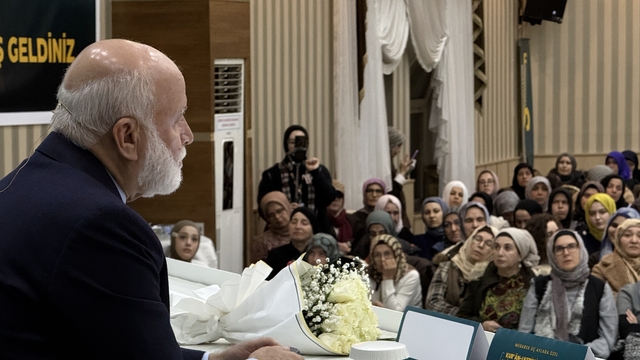 Maneviyat ve bilim aynı kürsüde buluştu
Kur'an-ı Kerim rehberliğinde huzurun şifreleri anlatıldı
"İnsan mutluluğu arıyor ama yanlış yerde"
