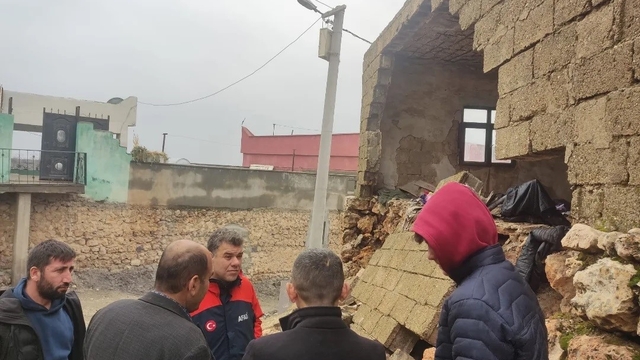 Şiddetli yağış İdil'de bir evi yıktı