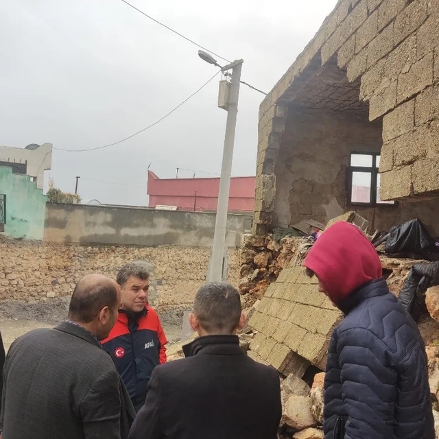 Şiddetli yağış İdil'de bir evi yıktı