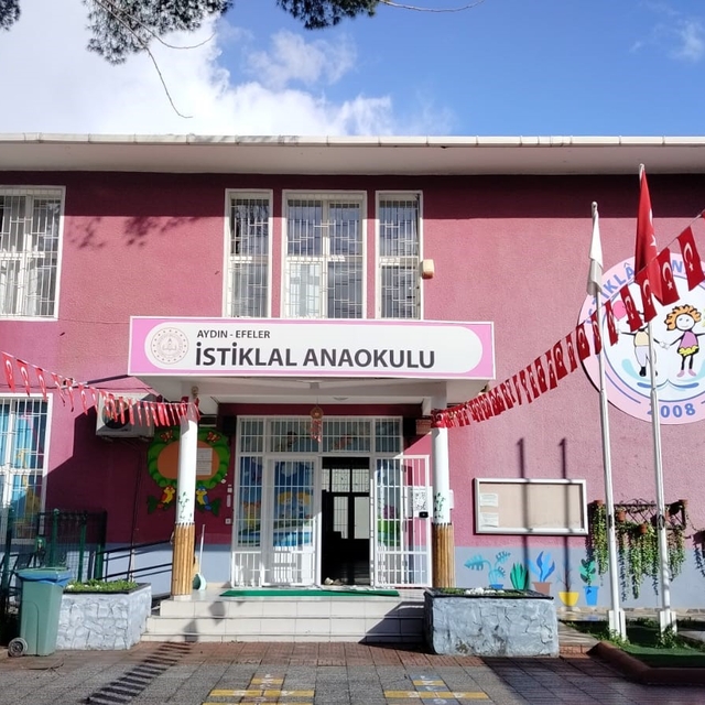 Efeler'de ikinci dönem "Bayrak Sevgisi" dersiyle başlayacak
Okullar bayrakl...