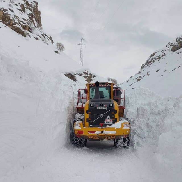 Hakkari-Van ve Hakkari-Çukurca kara yollarına çığ düştü