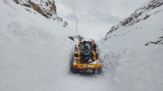 Hakkari-Çukurca yolunda çığ paniği: O anlar kamerada