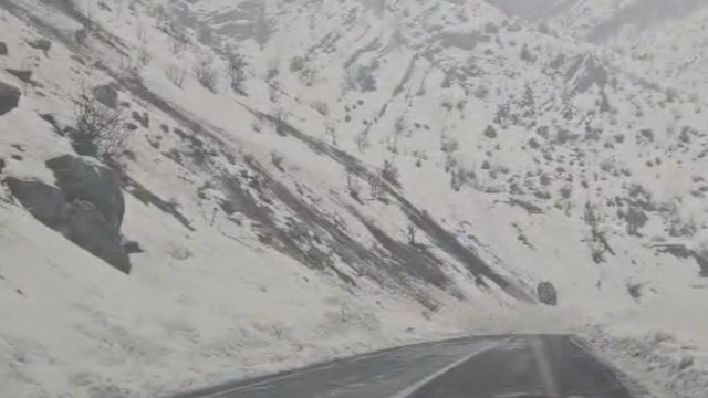 Kopan dev kaya parçası yola düştü; o anlar kamerada