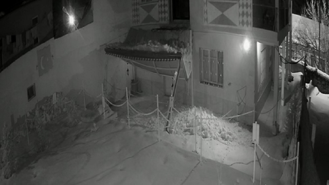 Üzerine kar düşen sundurma çöktü; o anlar kamerada