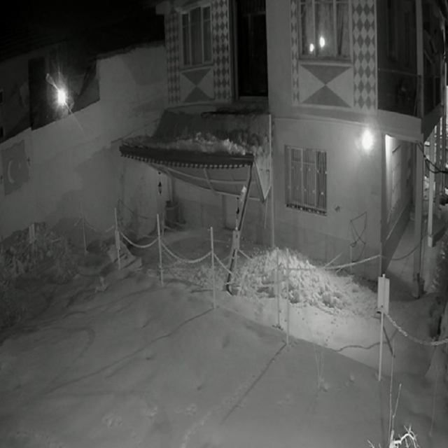 Üzerine kar düşen sundurma çöktü; o anlar kamerada