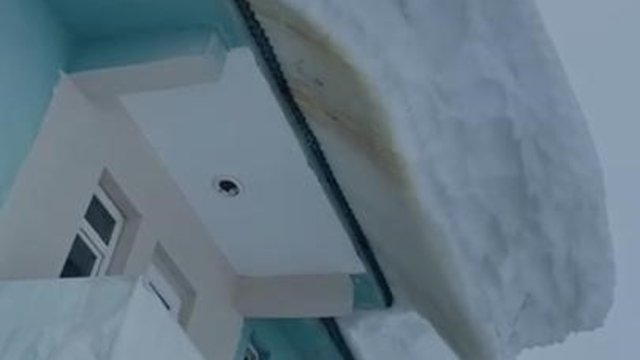 Ovacık'ta bina çatılarında sarkan kar kütleleri hayrete düşürdü