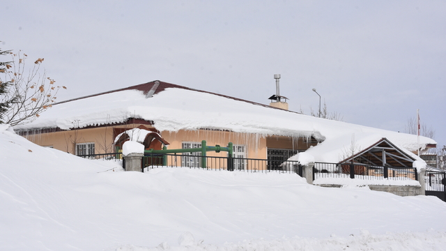 Bitlis'in yüksek kesimlerde kar kalınlığı 1 metreyi aştı; 100 köy yolu ulaşıma kapandı