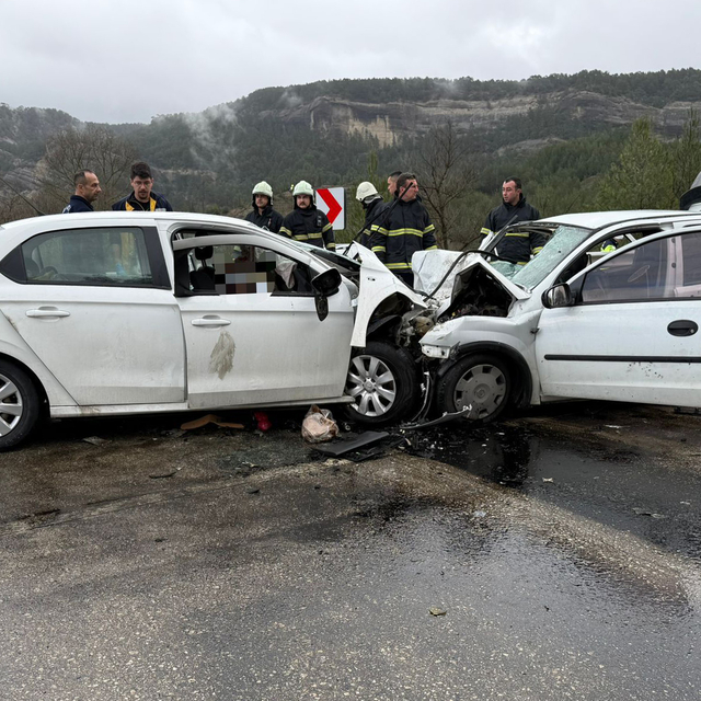 Burdur'da iki otomobil kafa kafaya çarpıştı; 6 ölü, 6 yaralı