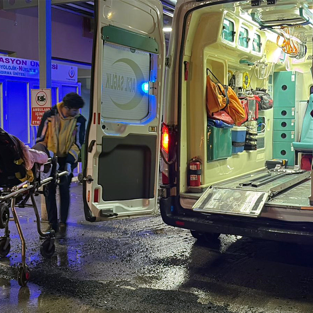 Şantiyede başına matkap düşen işçi ağır yaralandı