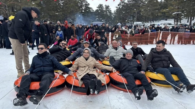Yaylada kış festivali; ekskavatörle kayak yaptılar
