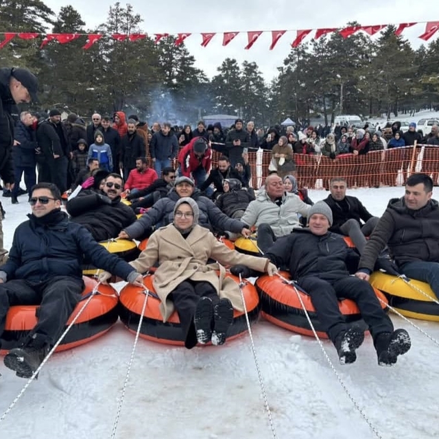 Yaylada kış festivali; ekskavatörle kayak yaptılar