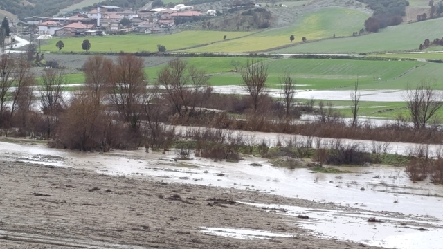 Selendi'de çay ve dereler taştı