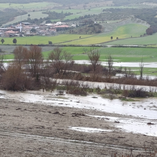 Selendi'de çay ve dereler taştı