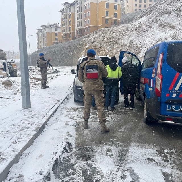 Gölbaşı'nda jandarma vatandaşın güvenliği için nöbette