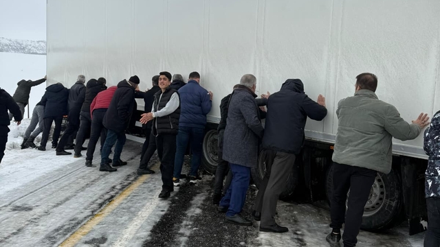 Varto'da kar nedeniyle kayan tır ulaşımı durdurdu