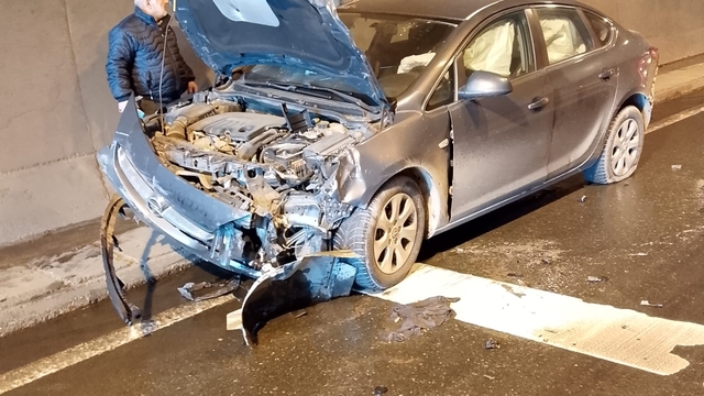 Tünelde 4 araç, zincirleme kazaya karıştı: 3 yaralı