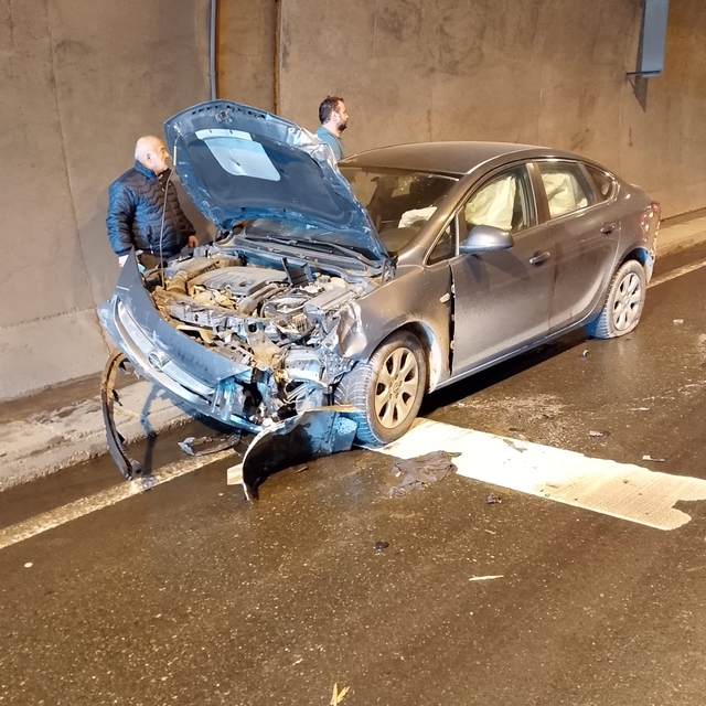 Tünelde 4 araç, zincirleme kazaya karıştı: 3 yaralı