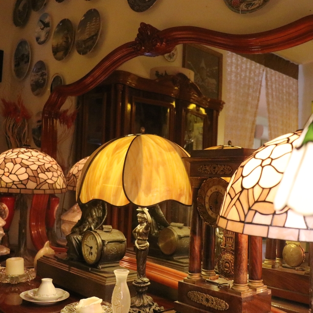 Bu kafenin kapısından giren geçmişe gidiyor
Asırlık antikalar günümüz kahve...