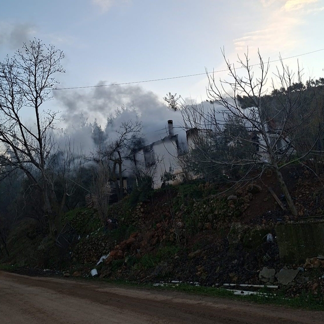 Çıkan yangında ev küle döndü