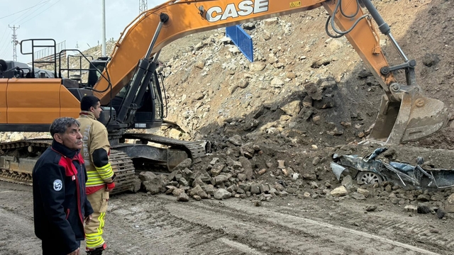 İstinat duvarının altında kalan araçlar demir yığını haline geldi