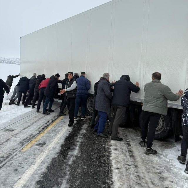 Varto'da kar nedeniyle kayan tır ulaşımı durdurdu