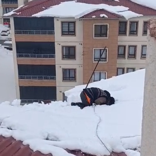 Yüksekova'da dondurucu soğuğa rağmen çatıda ibadet: Kar üzerinde namaz kıld...