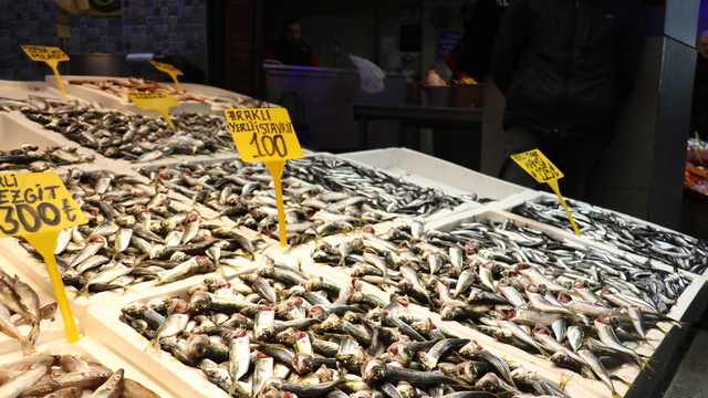 Trabzon'da balıkçı tezgahlarında istavrit ilgi görüyor